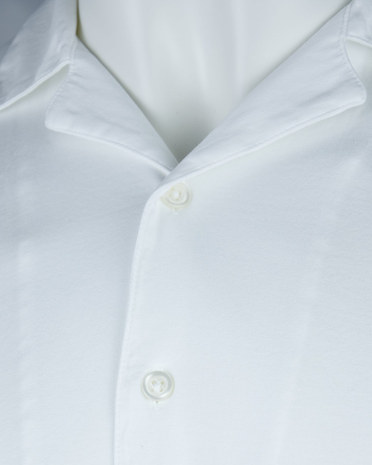 Relaxed fit Cuban shirt, white, close-up of collar and button placket