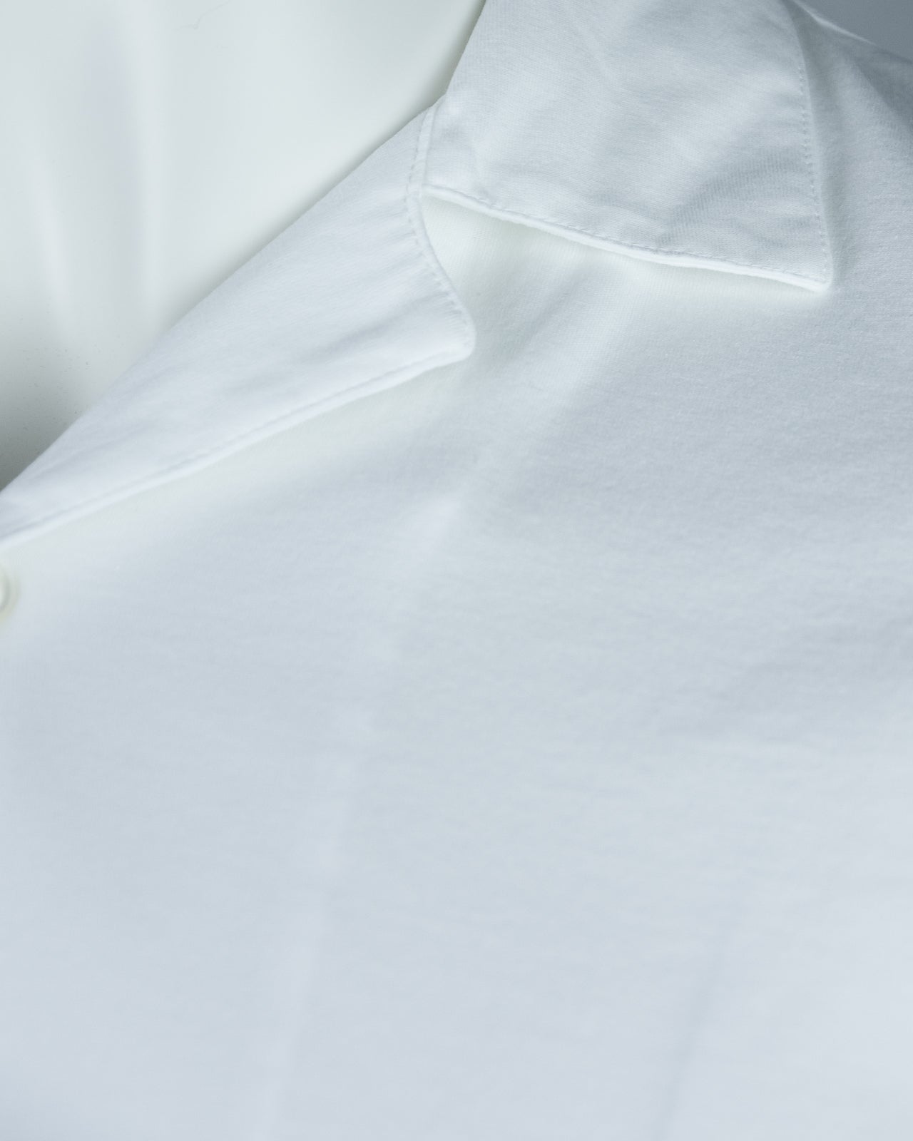 Relaxed fit Cuban shirt, white, close-up of sleeve and shoulder seam