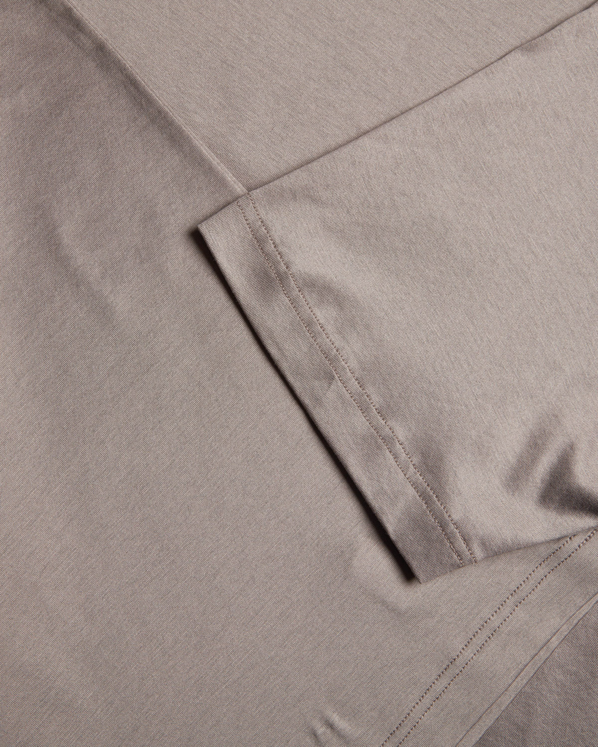 Taupe brown short sleeve T-shirt with side seam and stitched hem