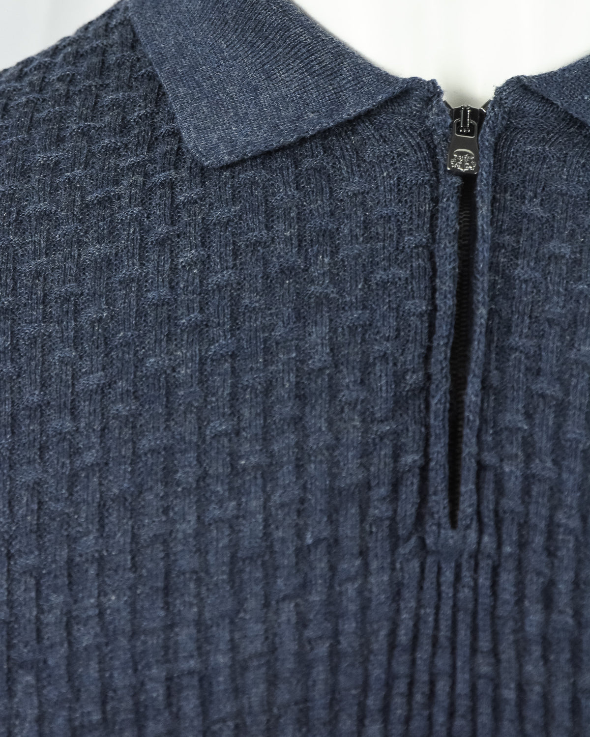 Blue textured knit polo shoulder with collar and front half-zip