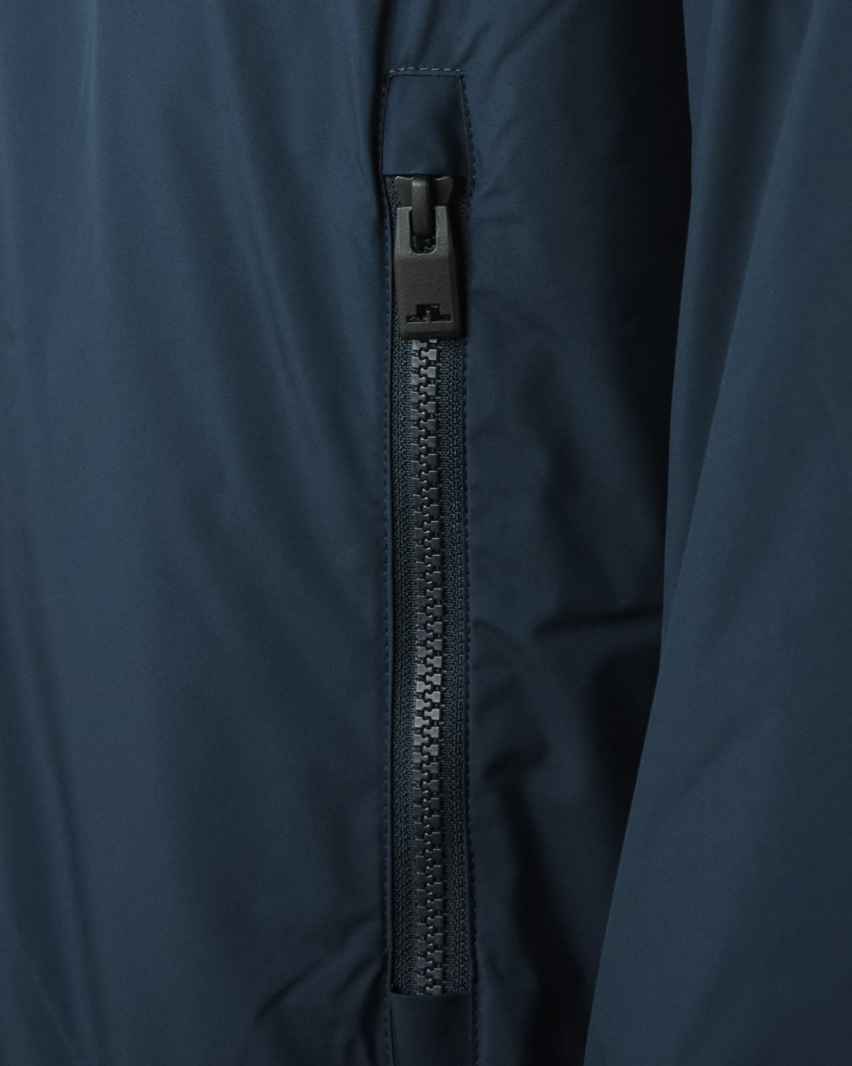 Navy down jacket front zipper with black pull tab