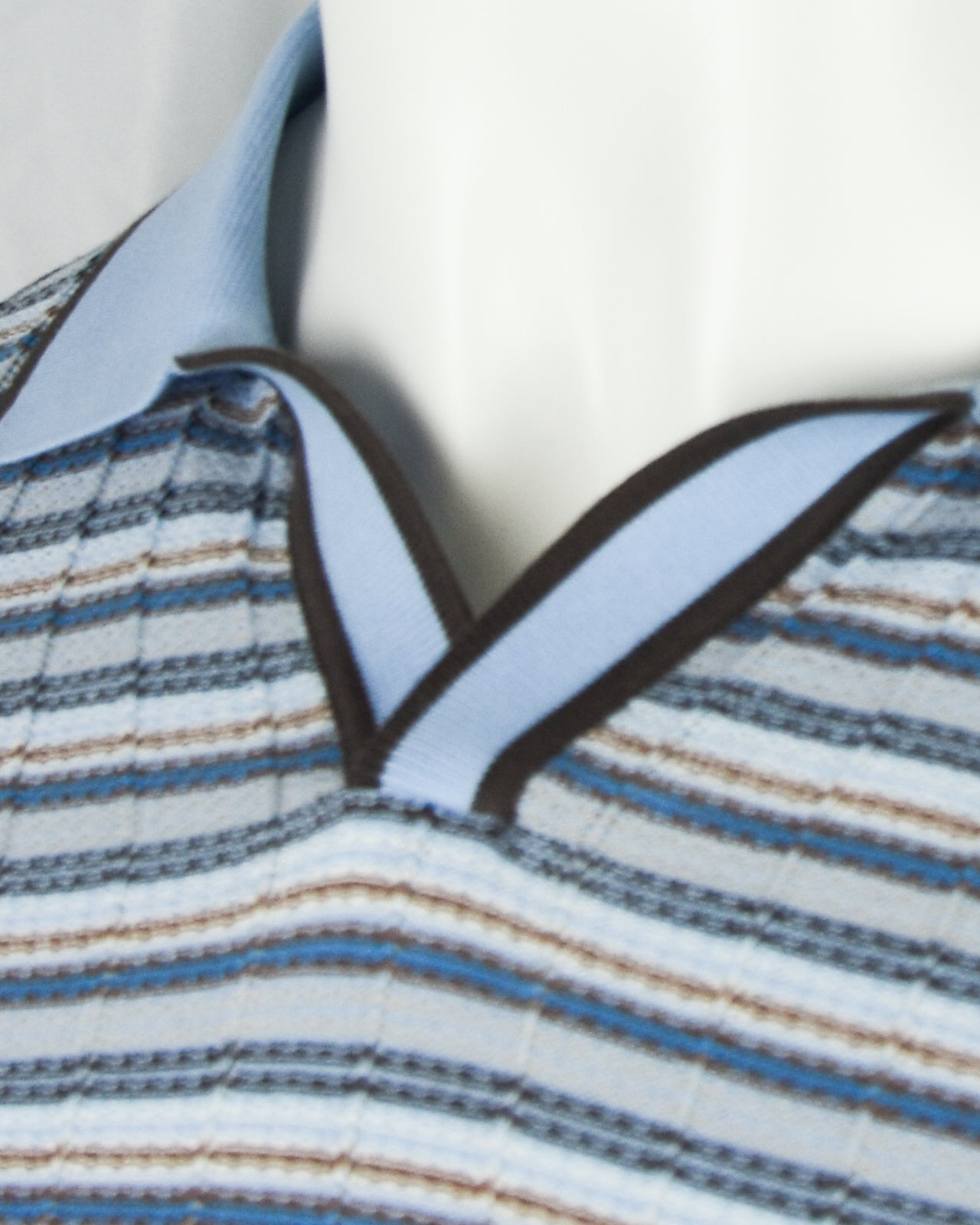 Open polo collar with dark trim and short sleeves, blue knit stripe pattern